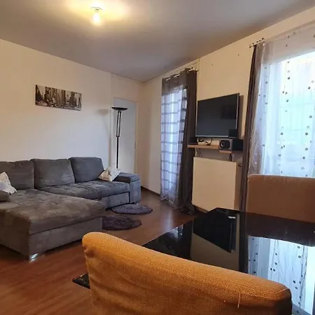 Cozy 3 With Large Garden Apartament